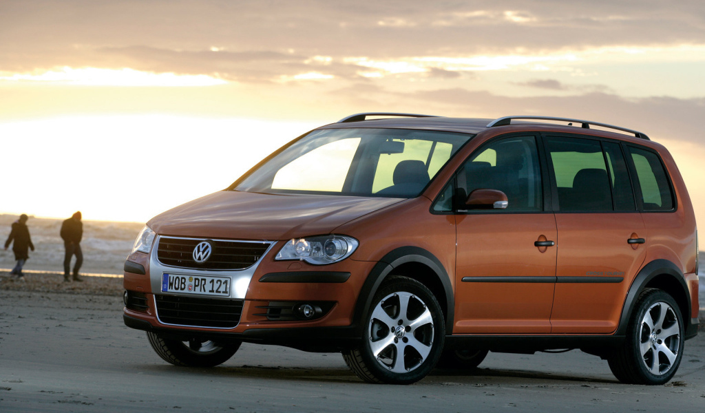 Автомобиль Volkswagen Touran на дороге