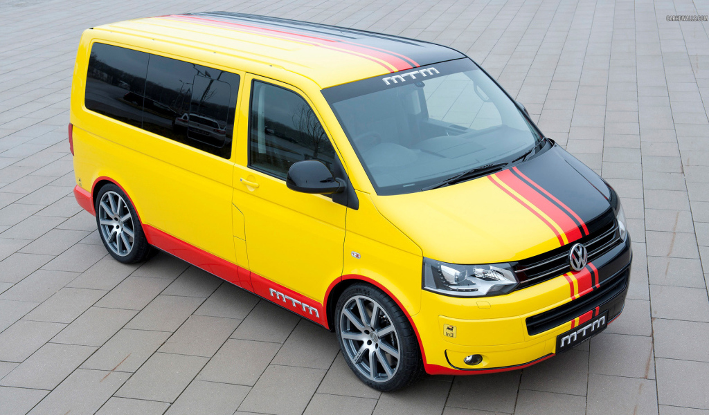 Автомобиль Volkswagen Transporter на дороге