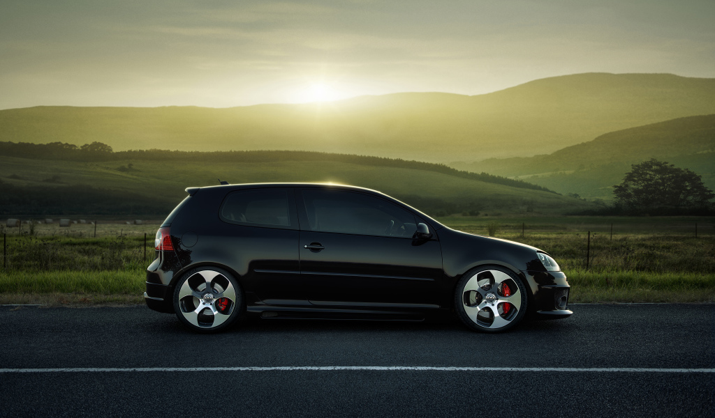 Фольксваген гольф на дороге