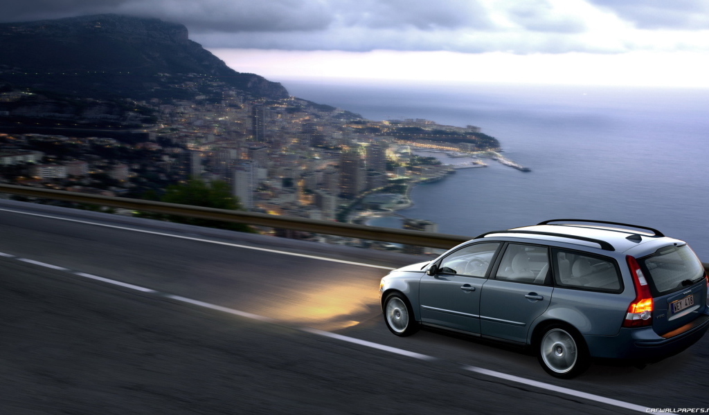 Красивый автомобиль Volvo v50