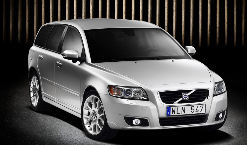  Красивый автомобиль Volvo v50 в Москве