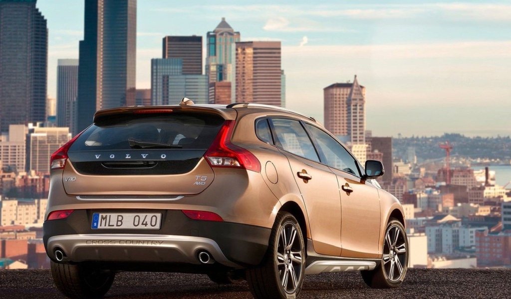 Красивый автомобиль марки Volvo v40 Cross country