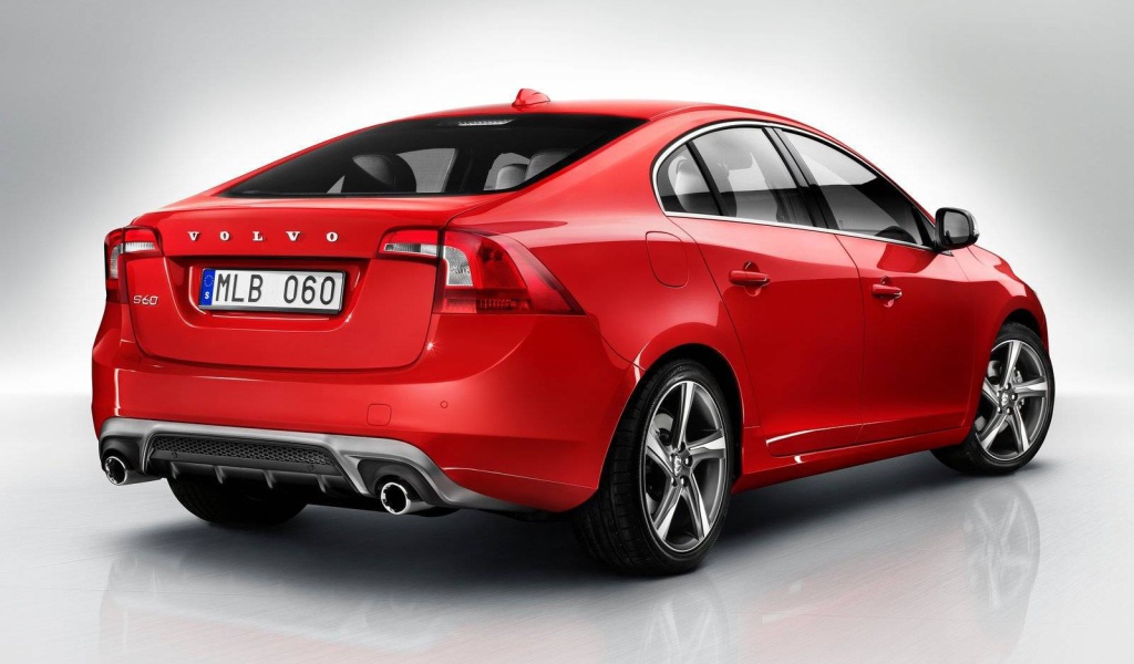 Автомобиль Volvo s60 на дороге