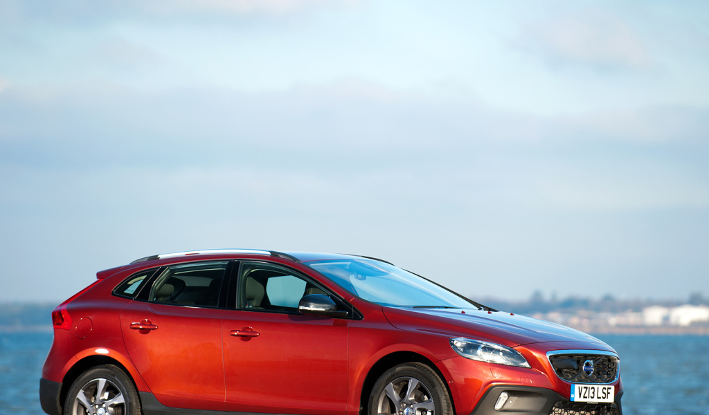 Автомобиль Volvo v40 Cross country на дороге