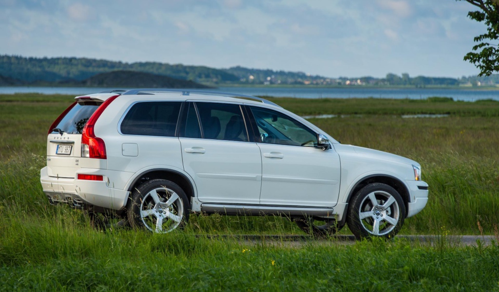  Автомобиль Volvo  xc90 2014 на дороге