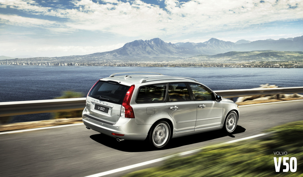  Автомобиль Volvo v50 на дороге