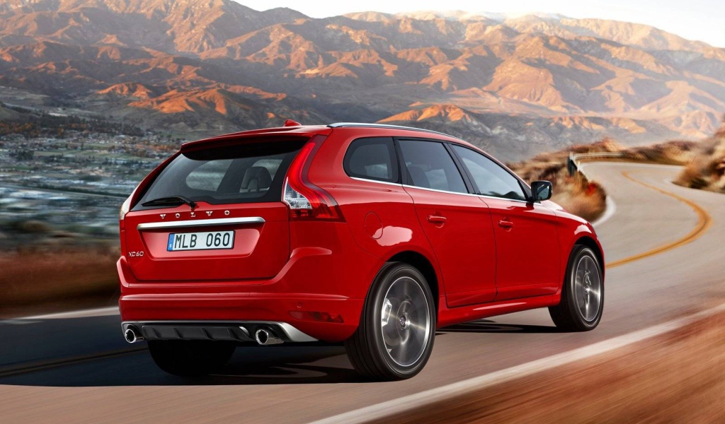 Автомобиль Volvo xc60 на дороге