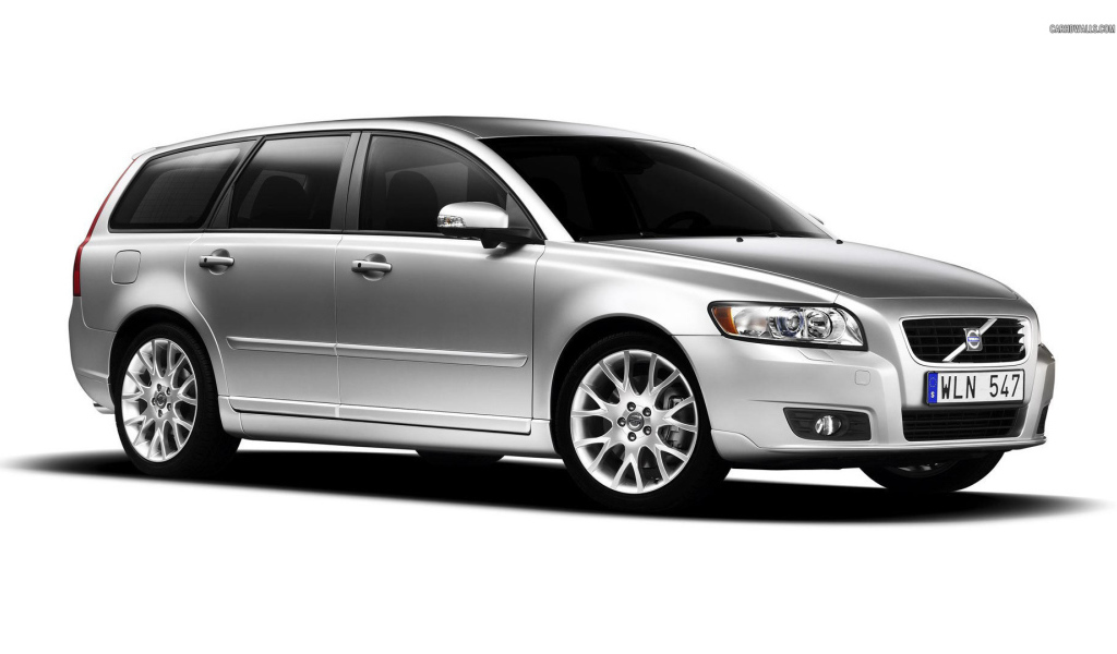 Автомобиль марки Volvo модели v50