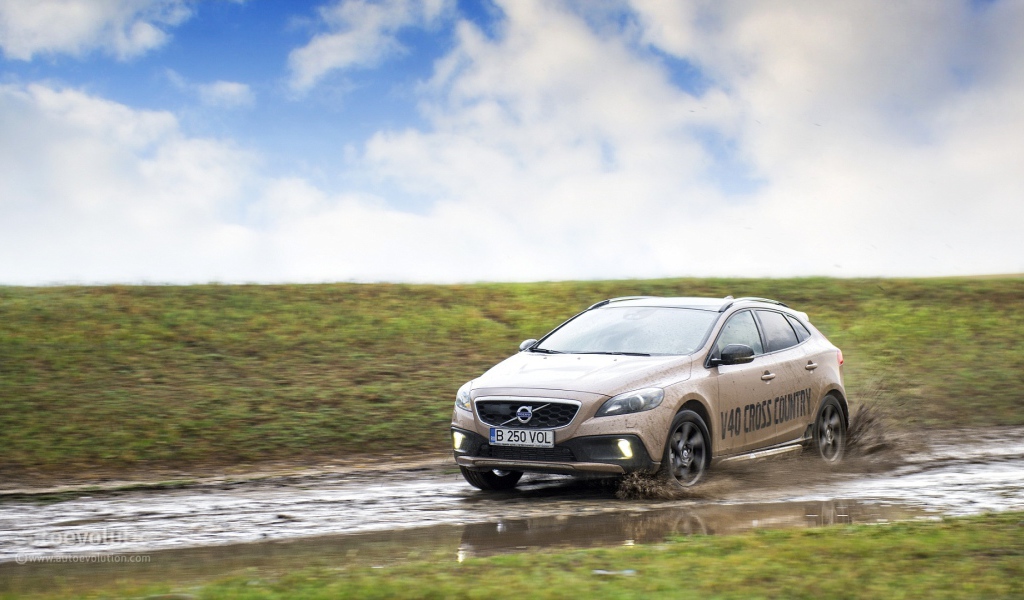  Новый автомобиль Volvo v40 Cross country
