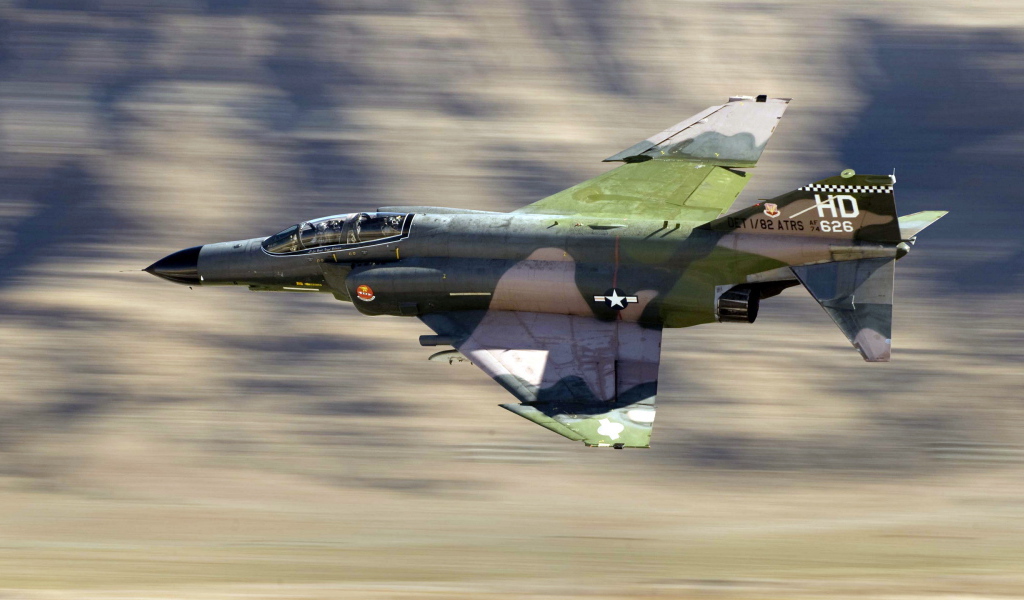 Самолет Ф-4 в полете