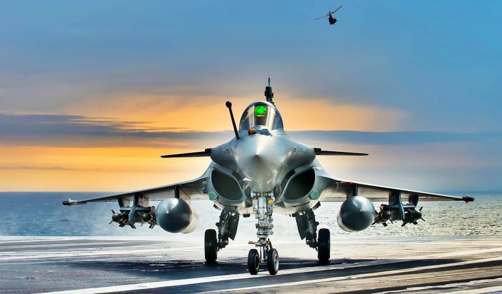 Самолет на палубе корабля