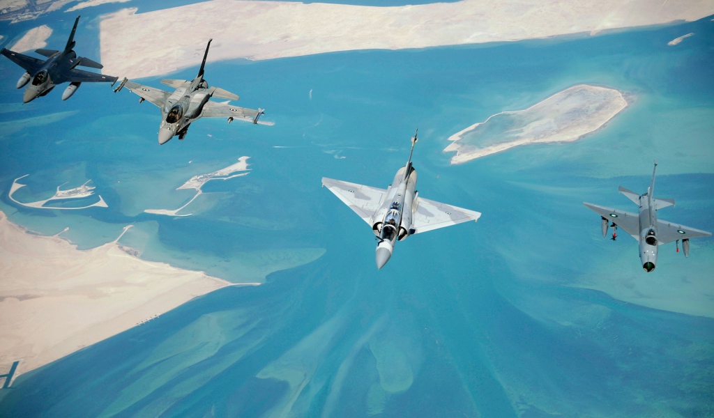 Разные типы истребителей над заливом