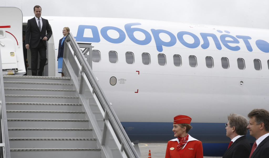 Медведев на трапе самолета Добролет