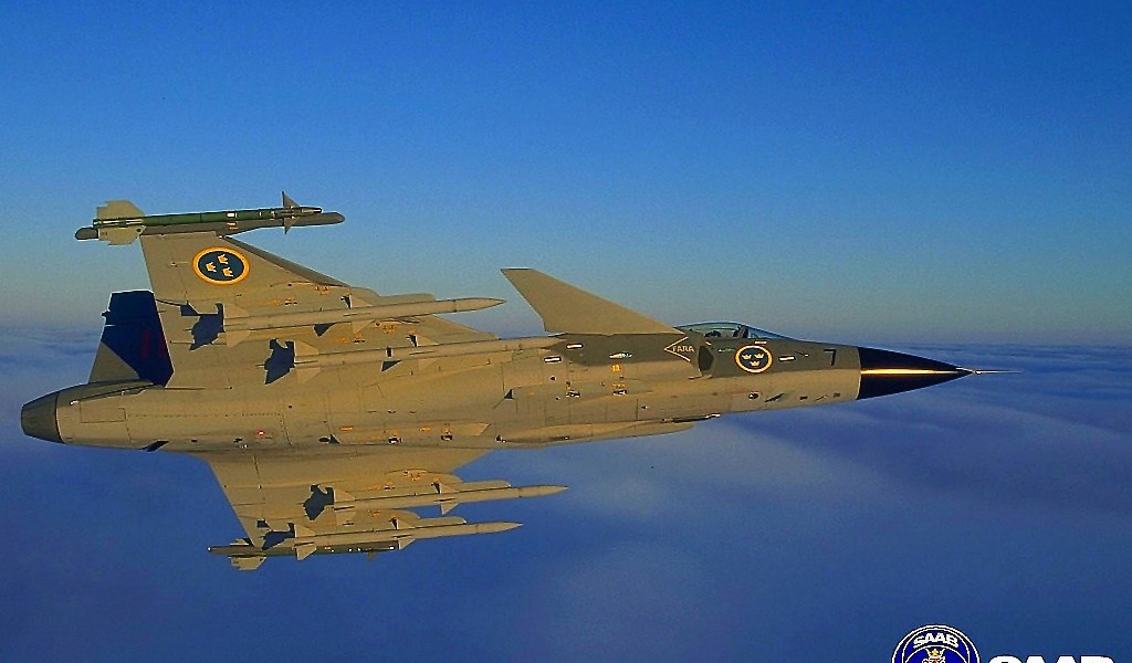 Военный самолет в полете