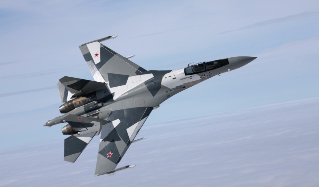 Российский истребитель в небе