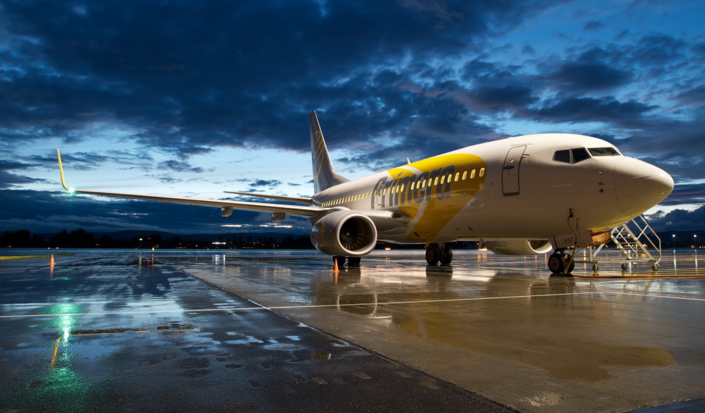 Боинг 737 на аэродроме