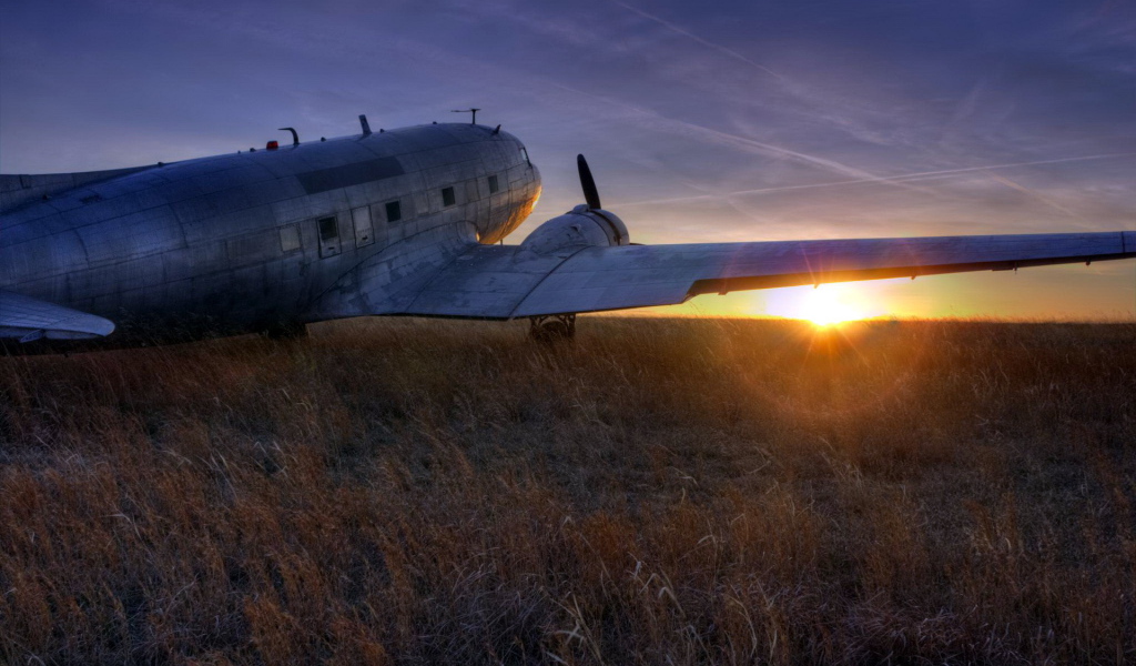 Самолет на поле
