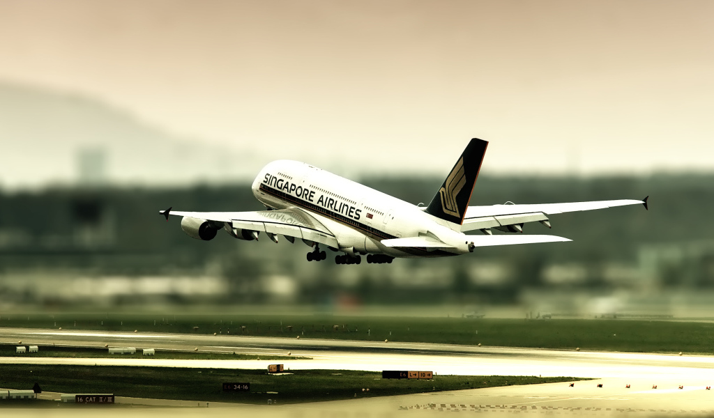 Взлет самолета из Сингапура