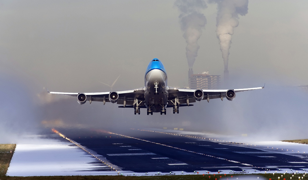 Самолет взлетает