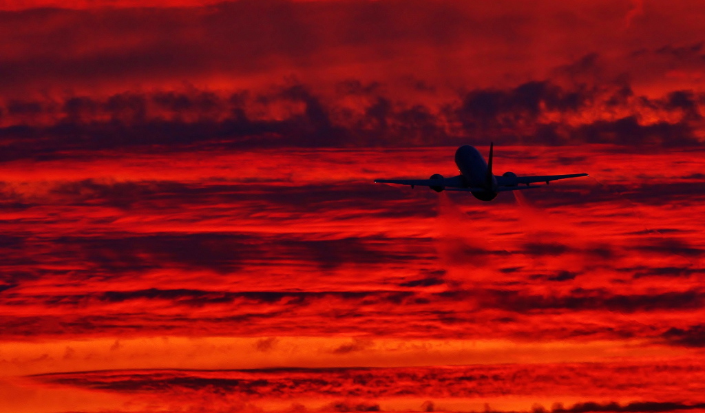 Самолет взлетает на закате