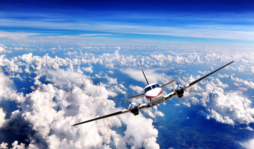 Самолет летит над облаками