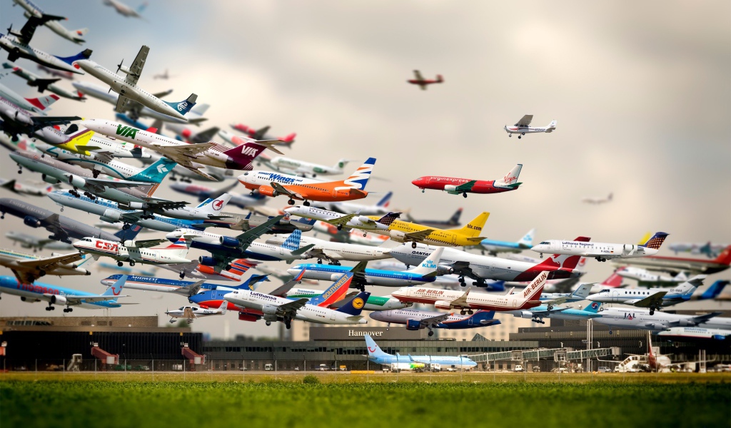 Взлет самолетов  в аэропорту