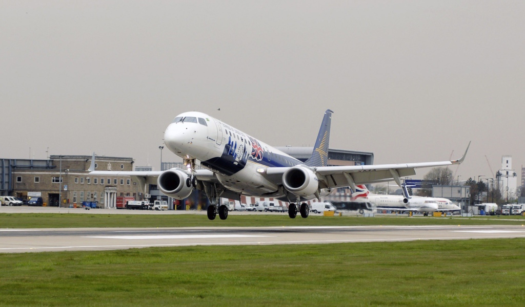 Самолет оторвался от земли