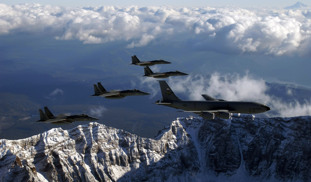Военные самолеты F-15 над горами