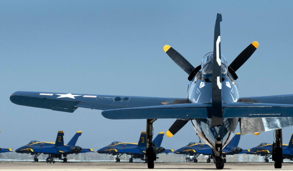 Военные самолеты на аэродроме