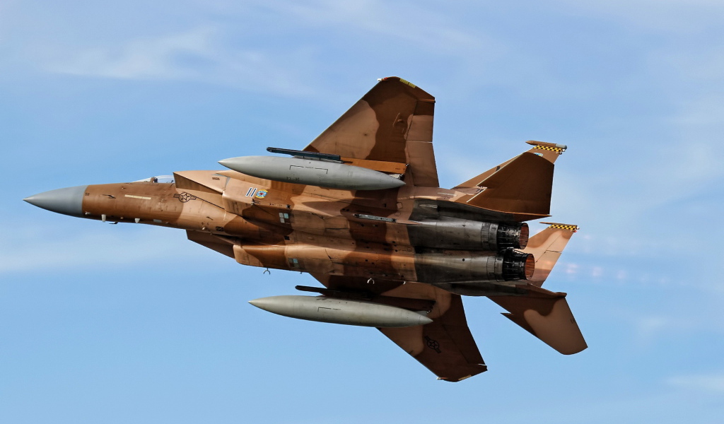 Военный самолет Ф-15