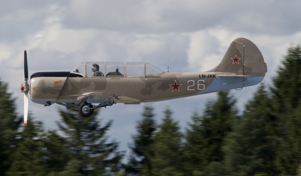 Русский самолет Як-52