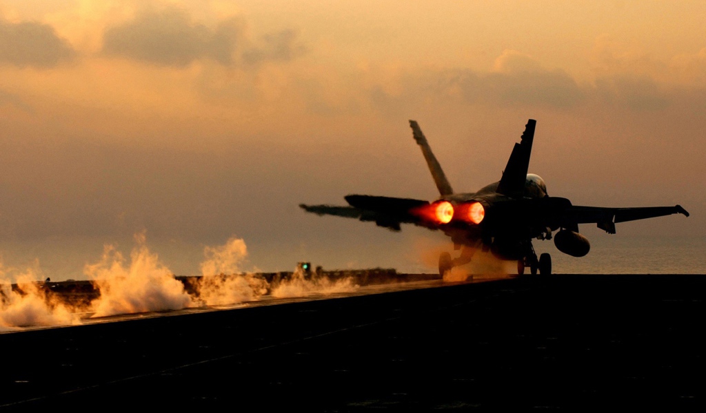 Самолет Ф-18 взлетает