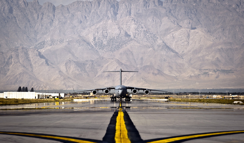 Самолет на взлетной полосе