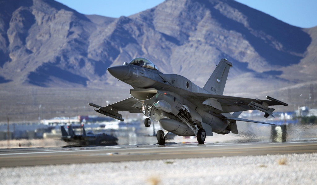 Взлет военного самолета Ф-16