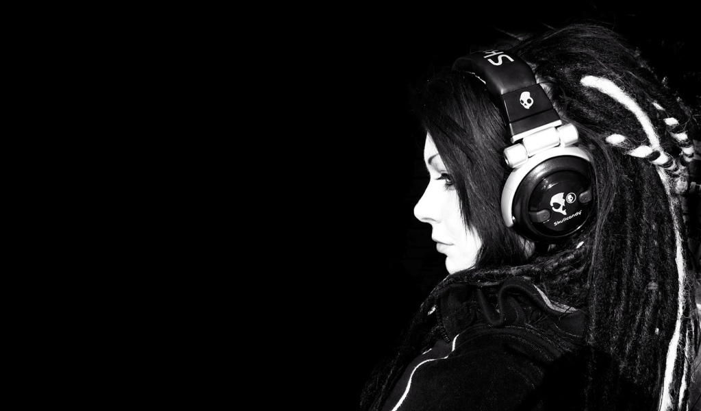 Девушка в наушниках на черном фоне