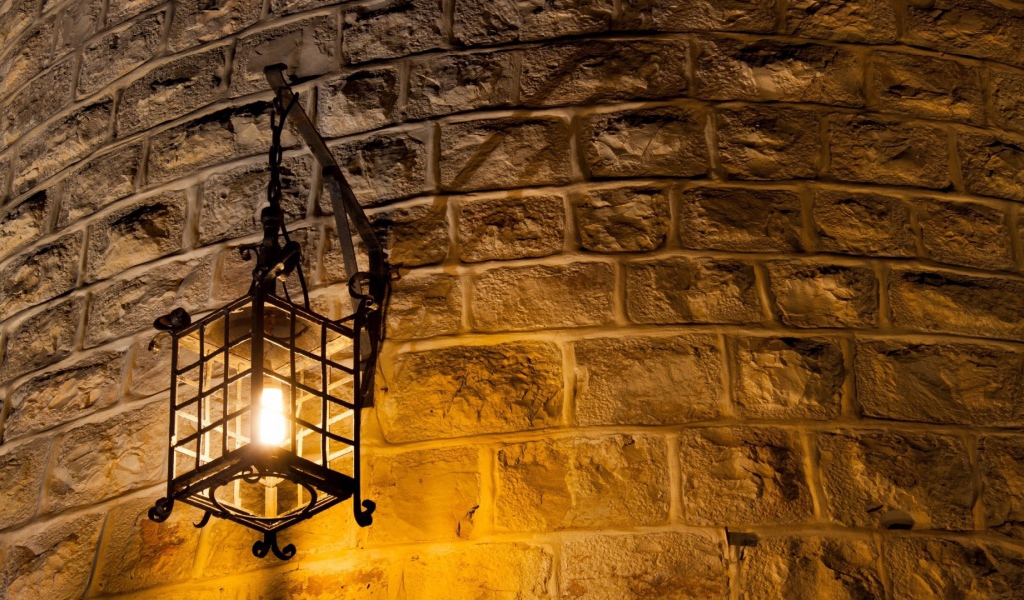 Фонарь на стене