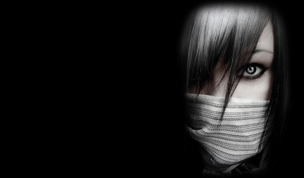 Лицо в маске на черных обоях
