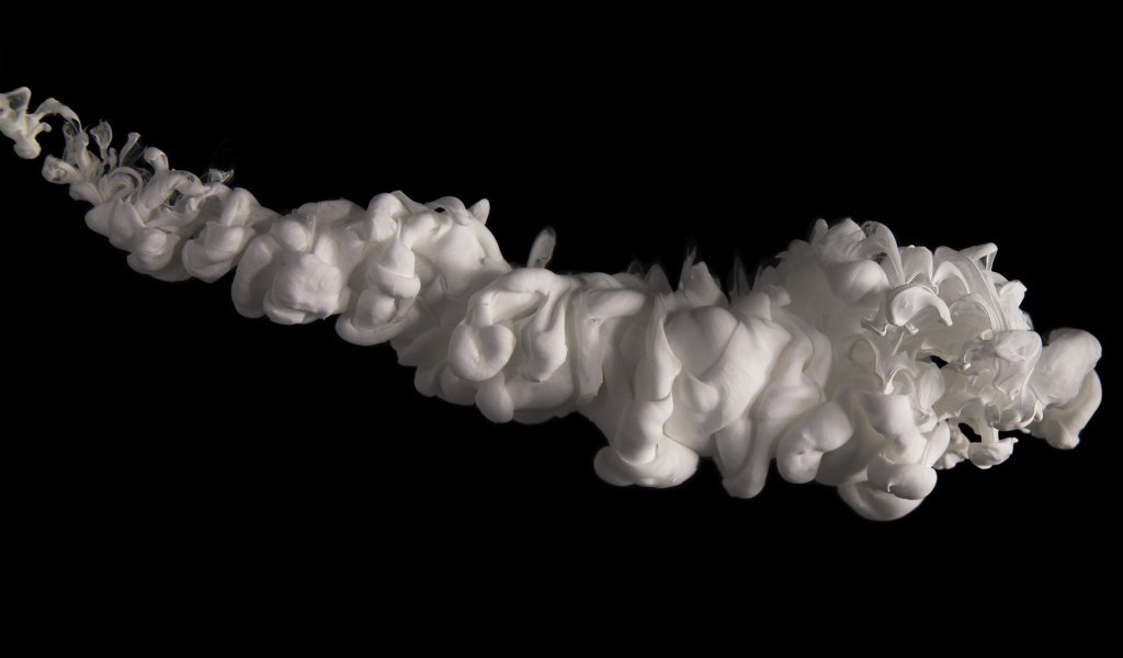 Белый дым на черных обоях