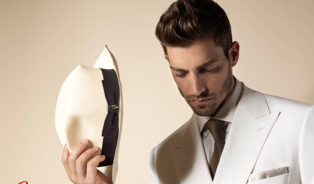 Мужчина в костюме от Brioni