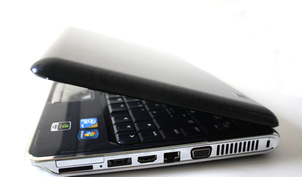 Приоткрытый ноутбук HP