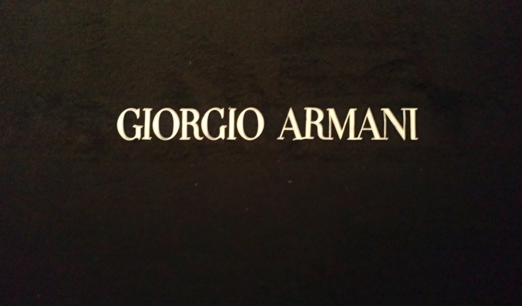 Известный бренд Giorgio Armani