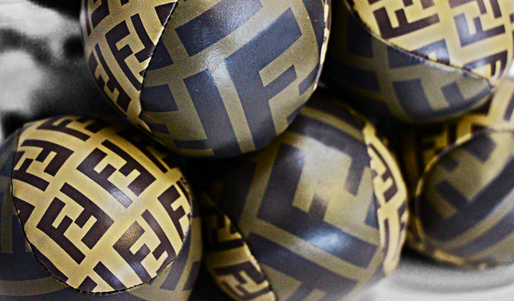 Логотип Fendi на коже