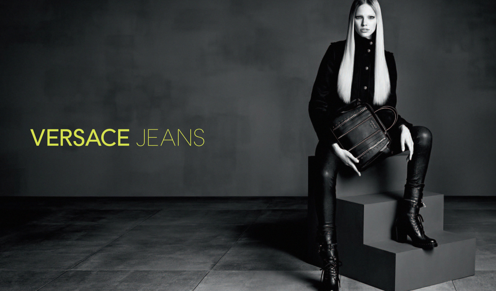 Девушка в джинсах от Versace