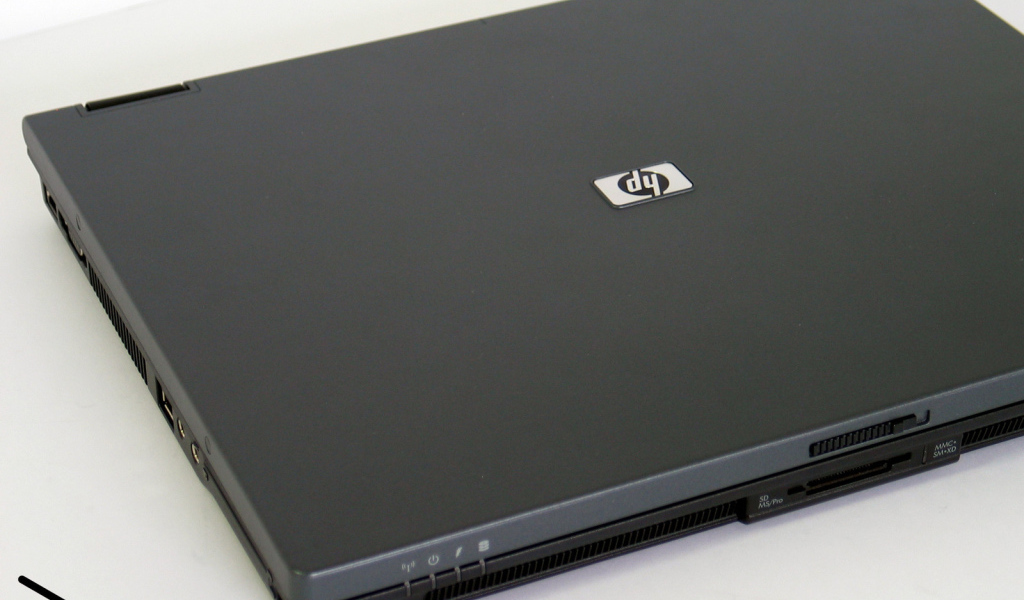 Серый ноутбук HP