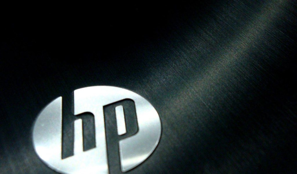 Логотип HP на металле