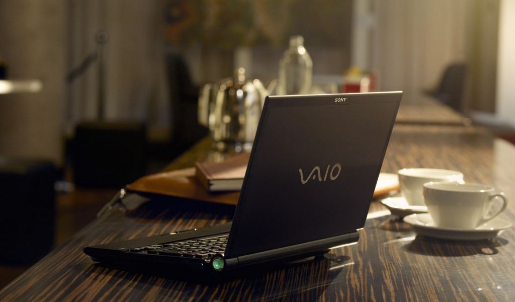 Ноутбук Сони на столе