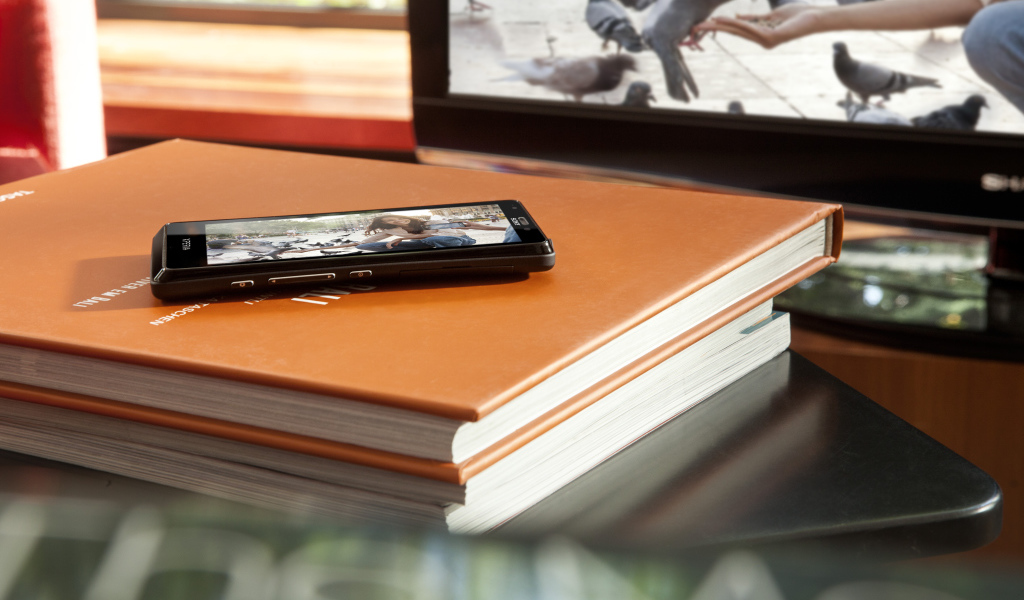 Мобильный телефон на книге