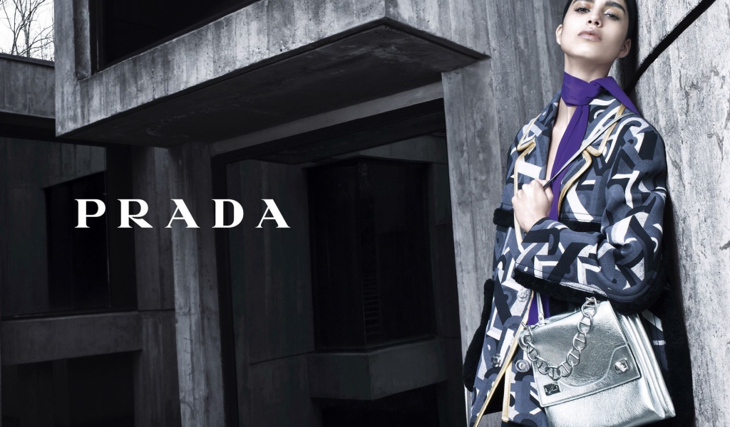 Модель в одежде Prada