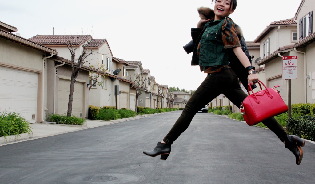 Довольная девушка с сумкой Givenchy