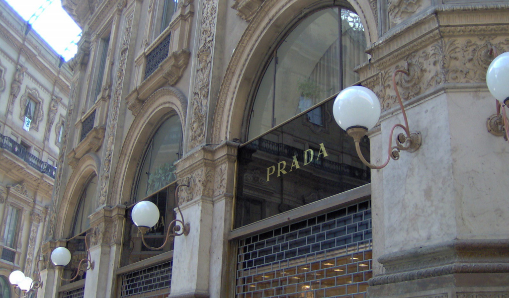 Магазин бренда одежды Prada